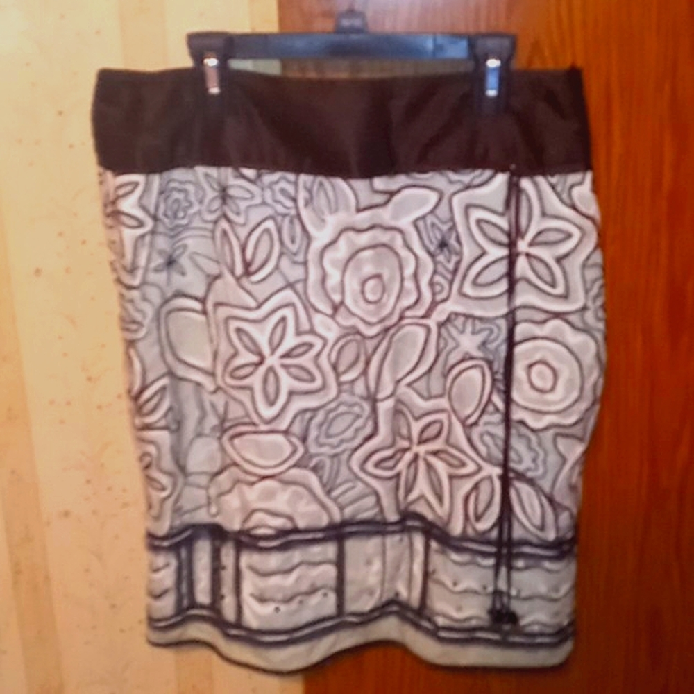 Stylish, embroidery embossed, women's size 6 skirt.